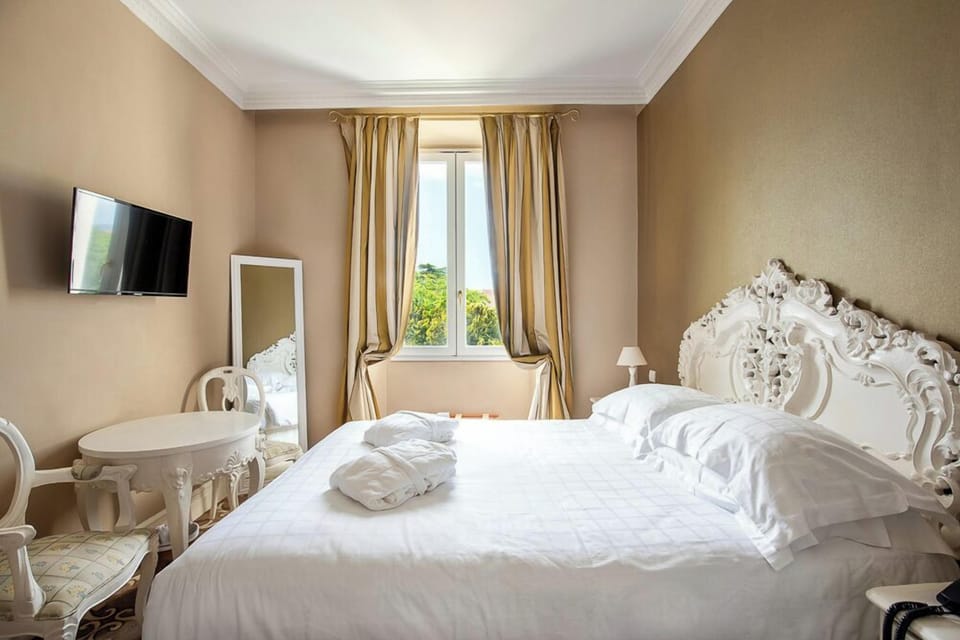 Classic Room | Premium bedding, free minibar, in-room safe, desk