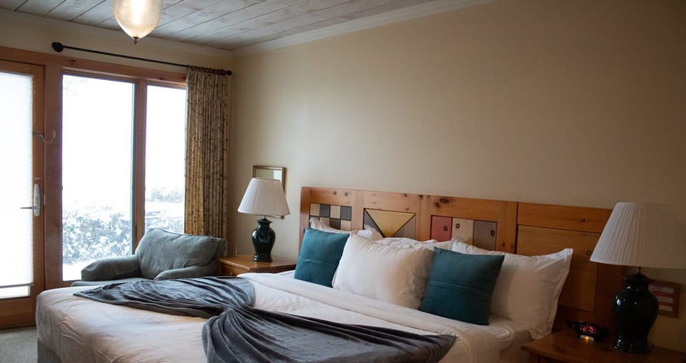 Traditional Cabin, 1 Bedroom, Lake View, Lakeside | Individually furnished, blackout drapes, iron/ironing board, bed sheets