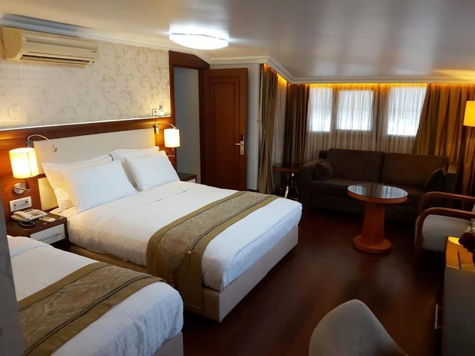 Traditional Penthouse | Down comforters, minibar, in-room safe, desk