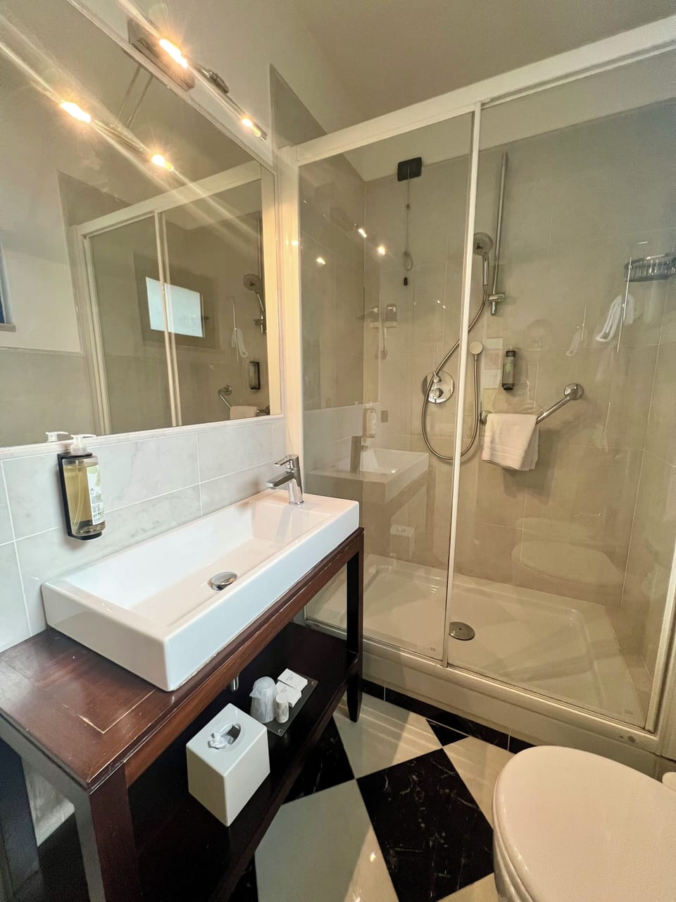 Basic Room, 1 Double Bed | Bathroom | Free toiletries, hair dryer, slippers, bidet