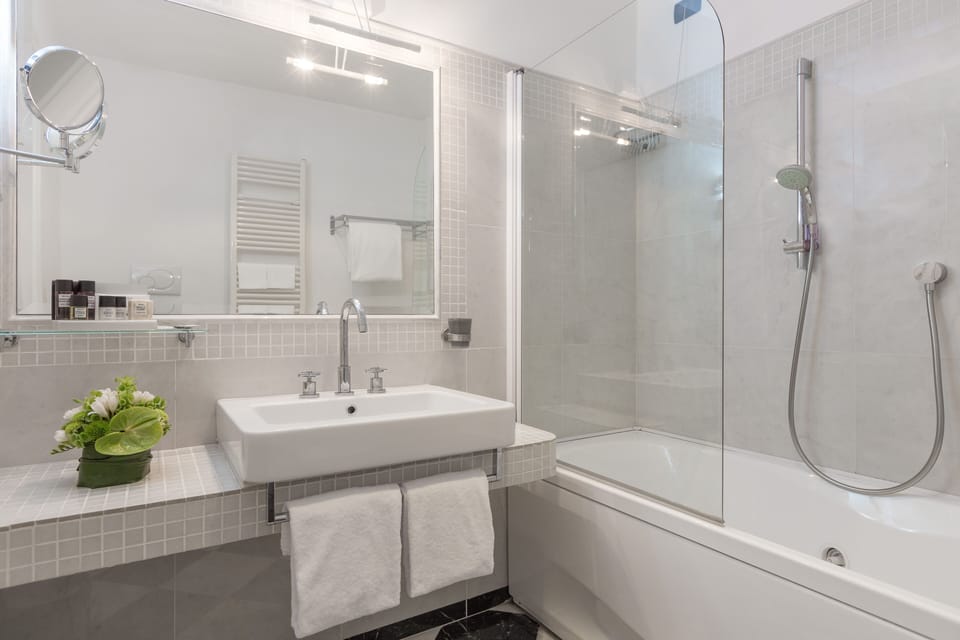 Junior Studio Suite | Bathroom | Free toiletries, hair dryer, slippers, bidet