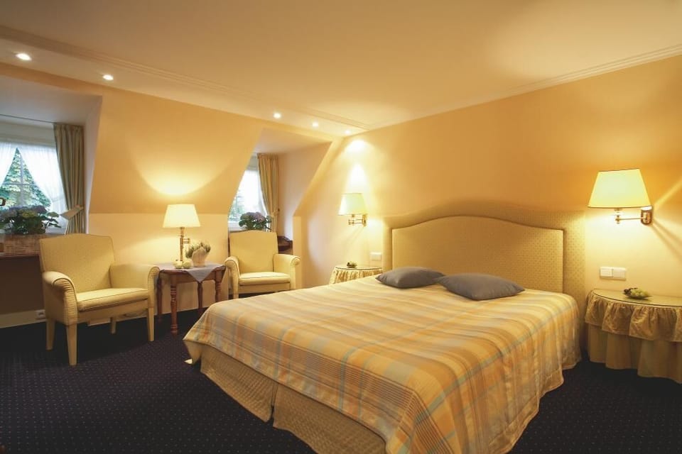 Premium bedding, pillowtop beds, in-room safe, individually decorated