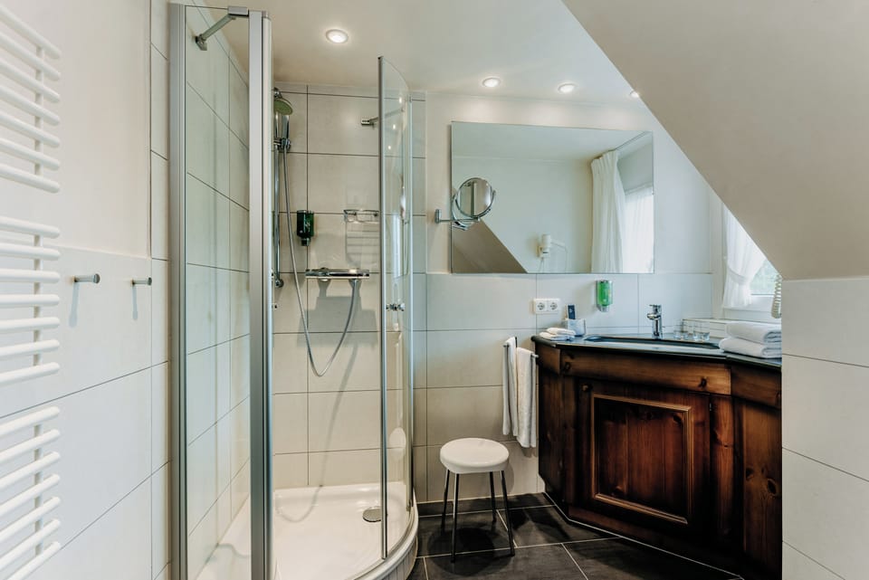 Comfort Double Room | Bathroom | Eco-friendly toiletries, hair dryer, bathrobes, towels