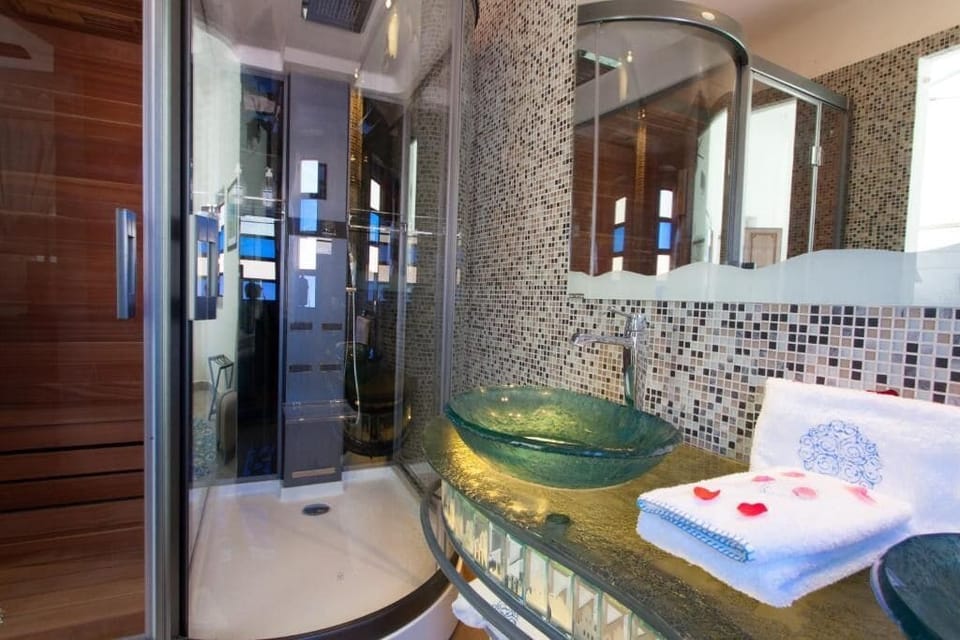 Superior Triple Room | Bathroom | Deep soaking tub, bathrobes