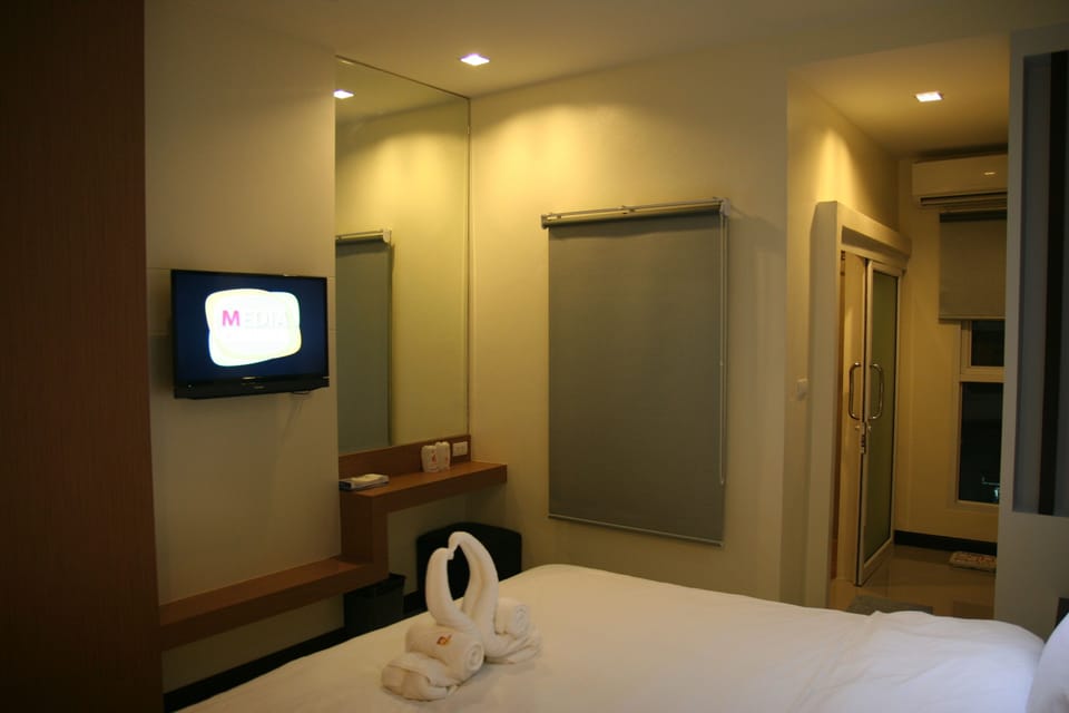 Minibar, in-room safe, desk, WiFi (free)