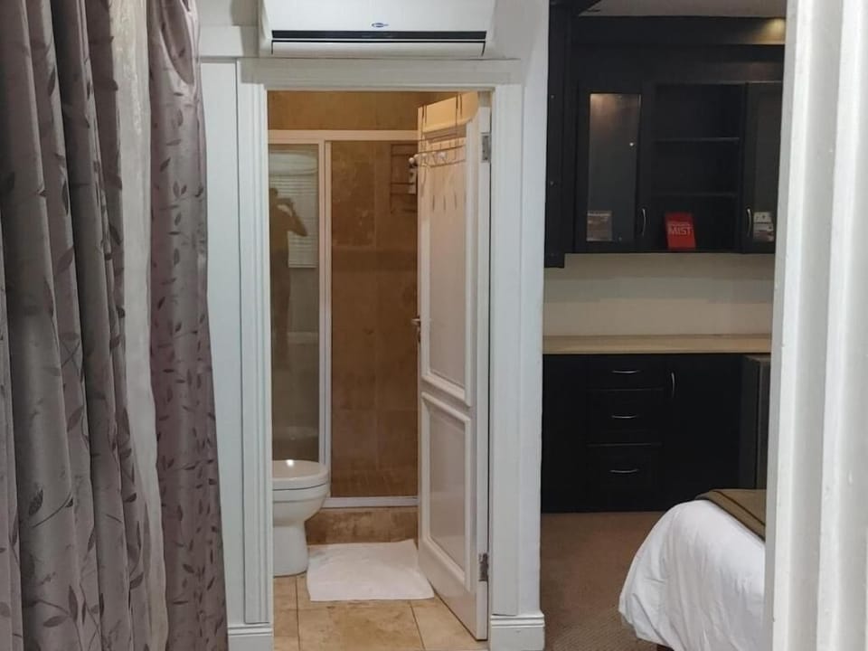 Standard Room | Bathroom | Deep soaking tub, free toiletries, hair dryer, bathrobes