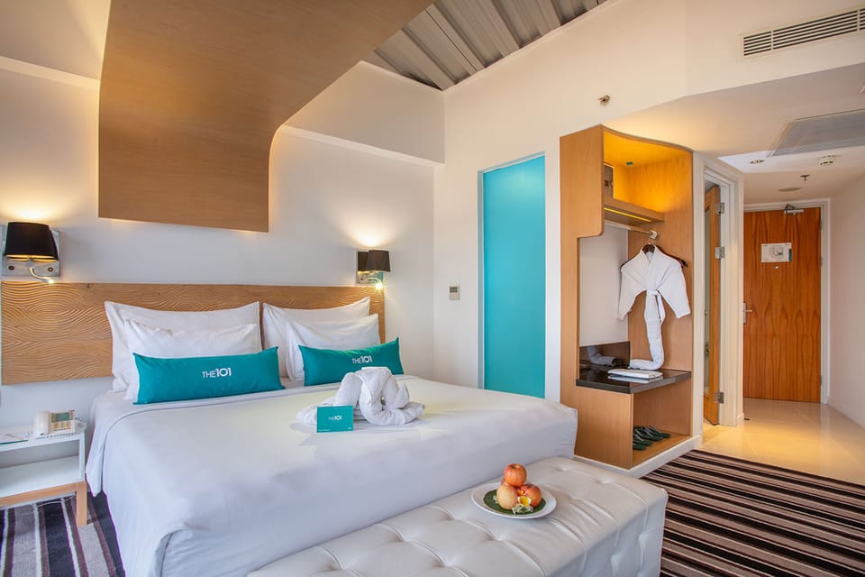 Business Room | Minibar, in-room safe, desk, iron/ironing board