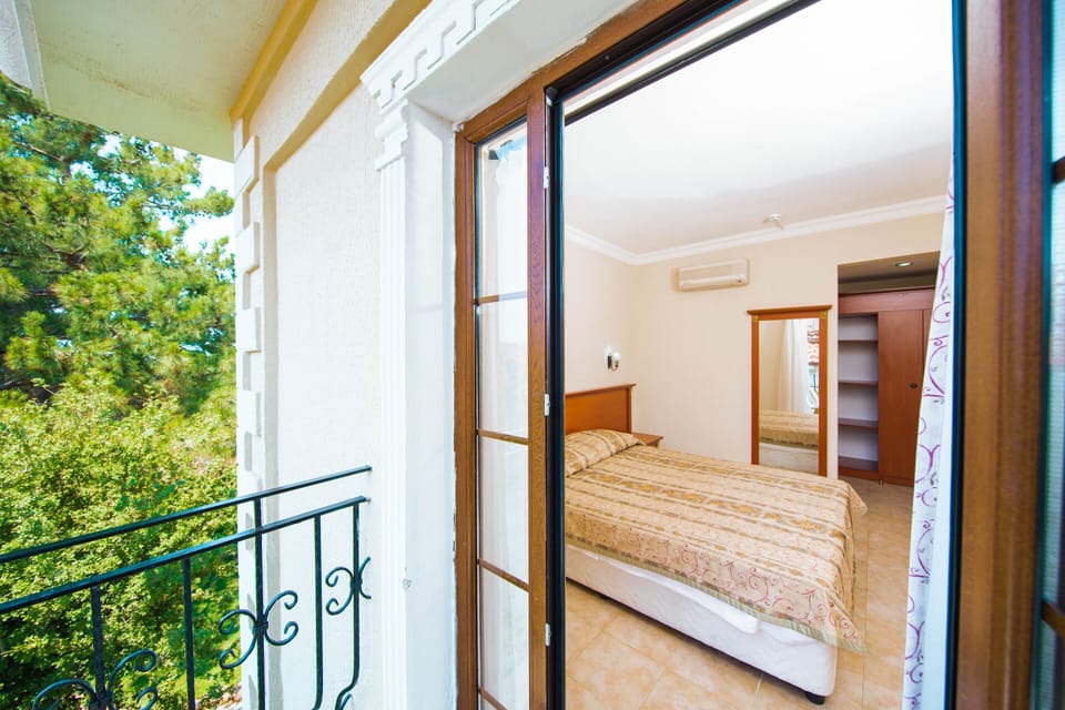 Standard Double or Twin Room, Garden View | Minibar, bed sheets