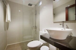 Shower, free toiletries, hair dryer, towels