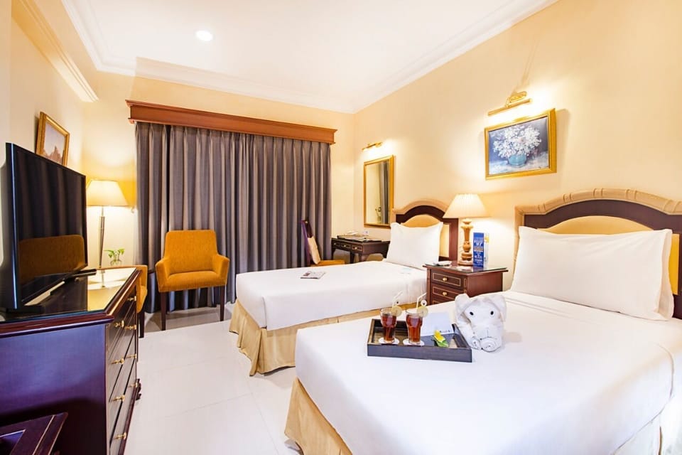 Minibar, in-room safe, desk, iron/ironing board
