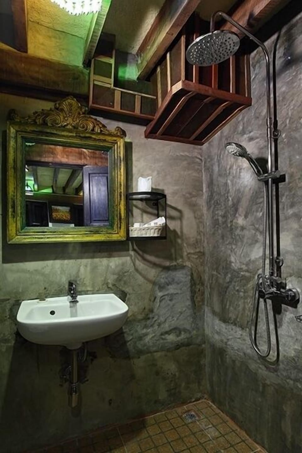 Shower, free toiletries, hair dryer