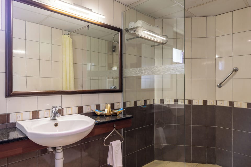 In-room safe, desk, bed sheets