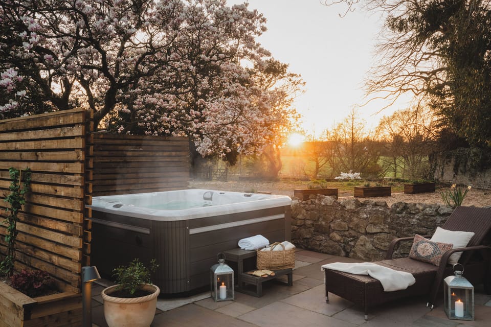 Six-seater hot tub