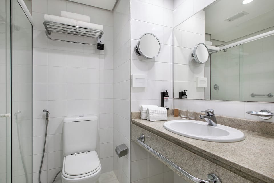 Shower, rainfall showerhead, free toiletries, hair dryer