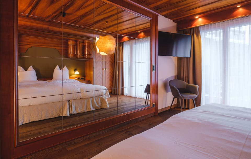 Premium bedding, down comforters, minibar, in-room safe