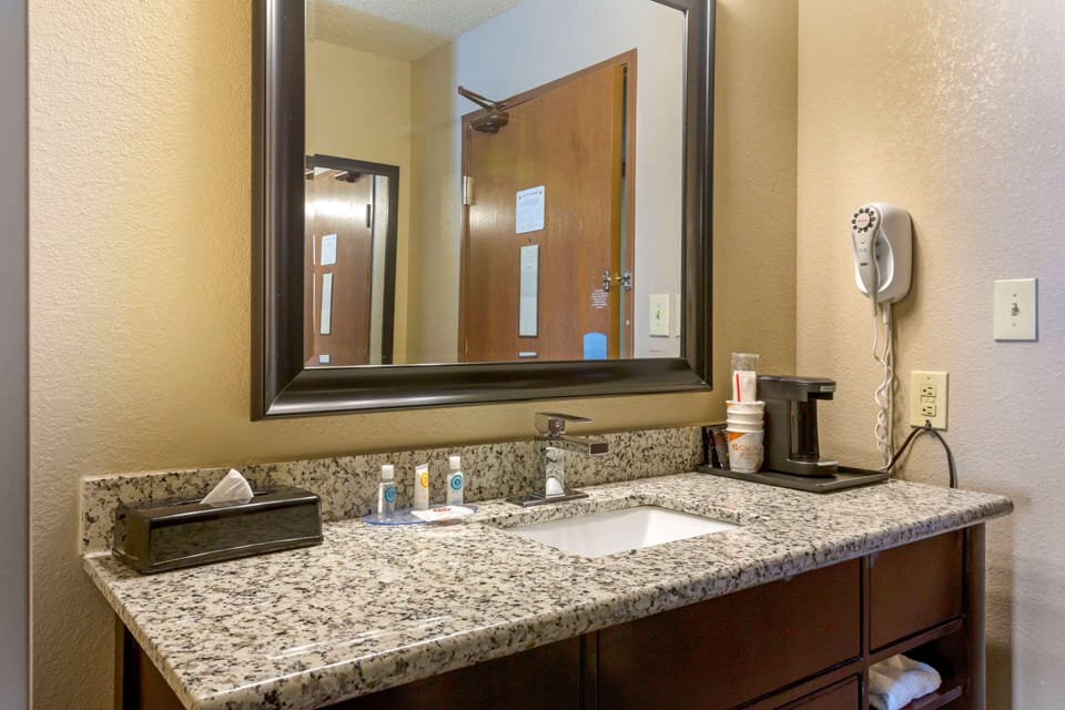 Combined shower/tub, free toiletries, hair dryer, towels