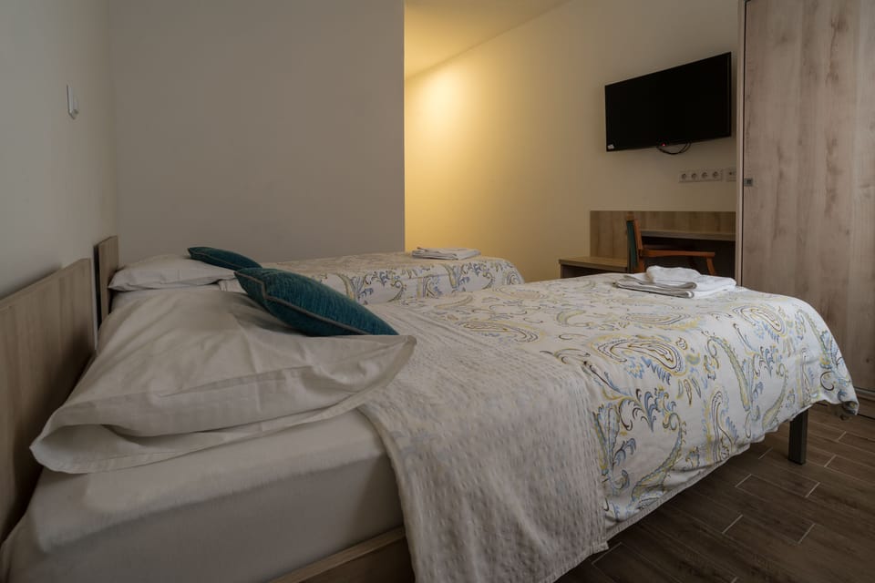 Twin Room | Individually decorated, individually furnished, desk, laptop workspace