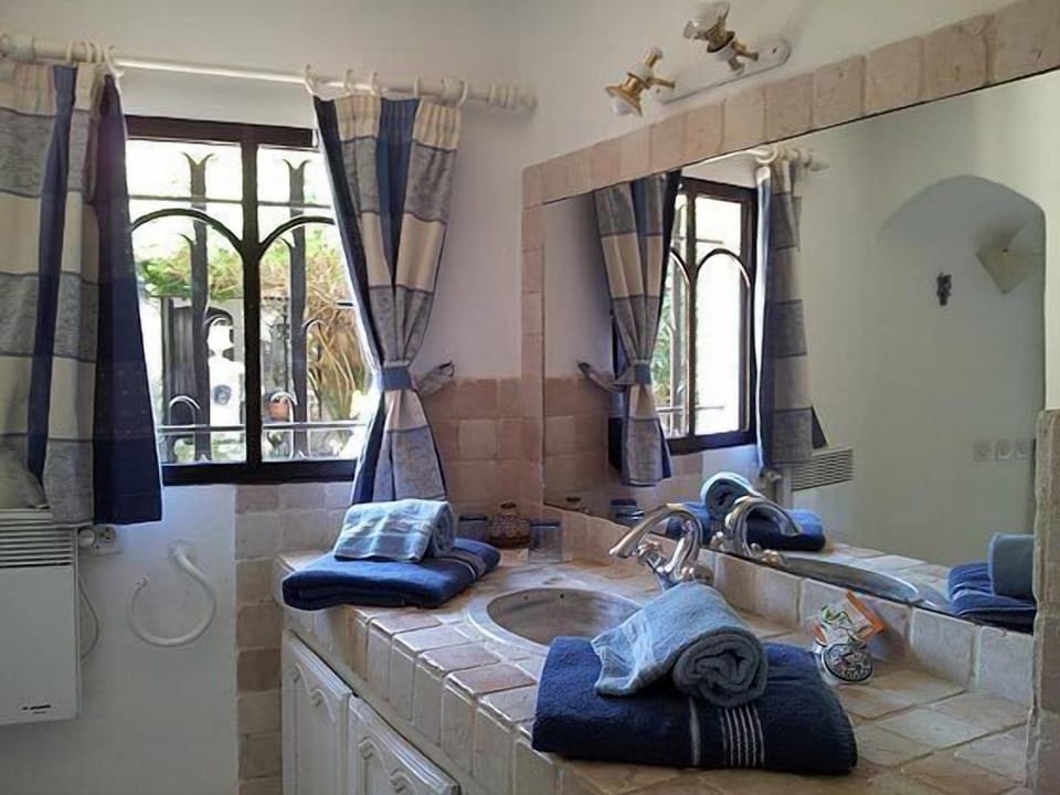 Comfort Room, 1 Bedroom (LAVANDE) | Bathroom | Shower, designer toiletries, hair dryer, towels