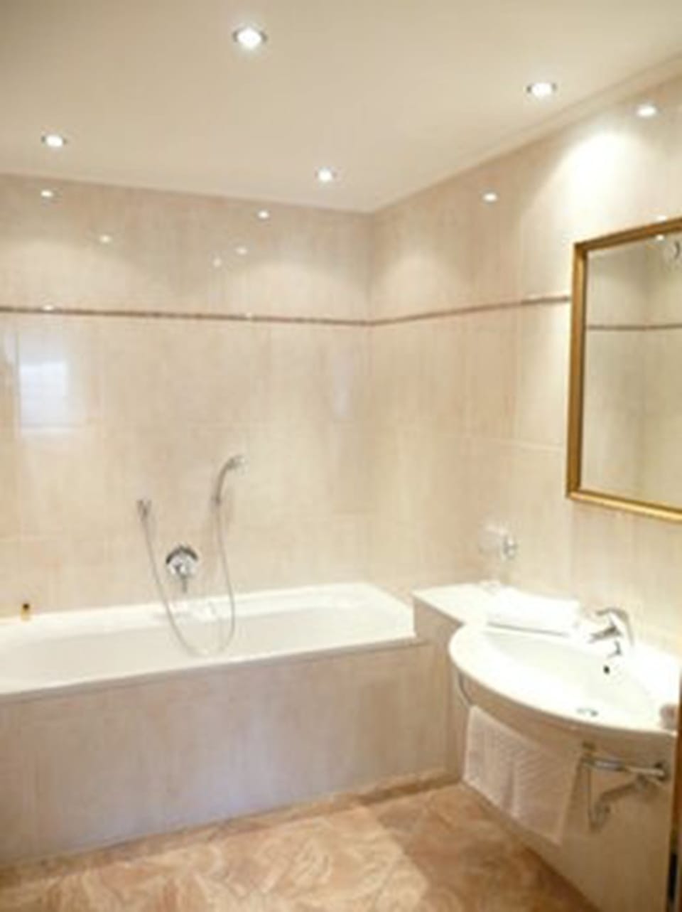 Deluxe Single Room | Bathroom | Free toiletries, hair dryer, bathrobes, towels
