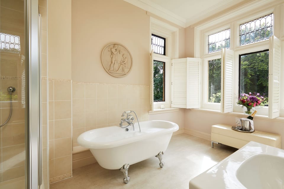 Superior Suite, 1 Double Bed (Super Deluxe Suite) | Bathroom | Combined shower/tub, eco-friendly toiletries, hair dryer, towels