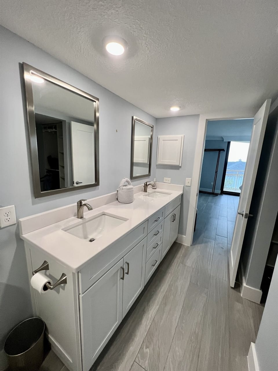 Master Bath w/Double Vanity Sinks
