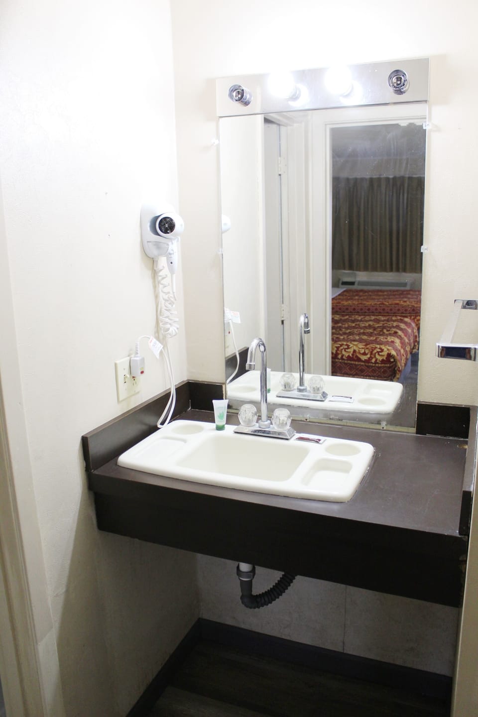Combined shower/tub, towels