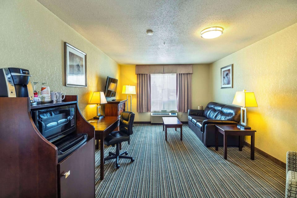 Junior Suite, 1 King Bed with Sofa bed, Non Smoking | Pillowtop beds, in-room safe, desk, laptop workspace