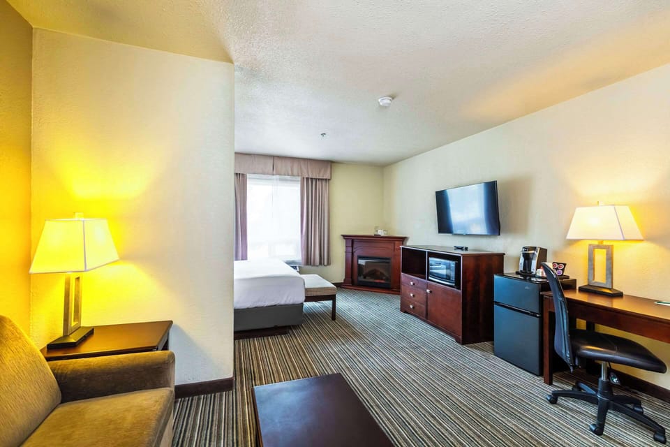 Suite, 1 King Bed with Sofa bed, Non Smoking | Pillowtop beds, in-room safe, desk, laptop workspace