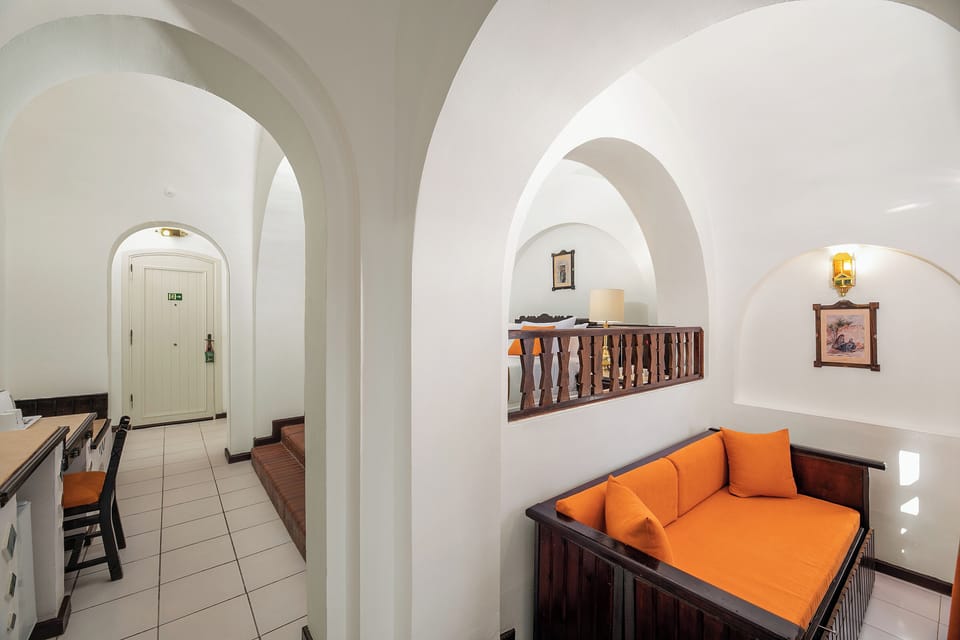 Standard Room, Sea View | Minibar, in-room safe, bed sheets