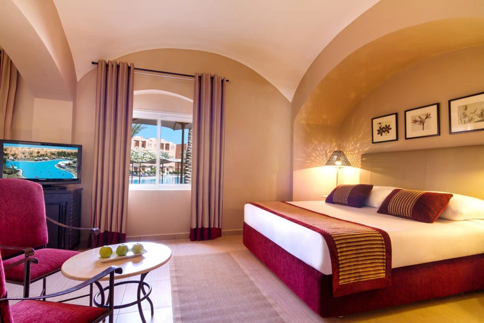 Junior Suite, Pool View | Minibar, in-room safe, desk, cribs (free)