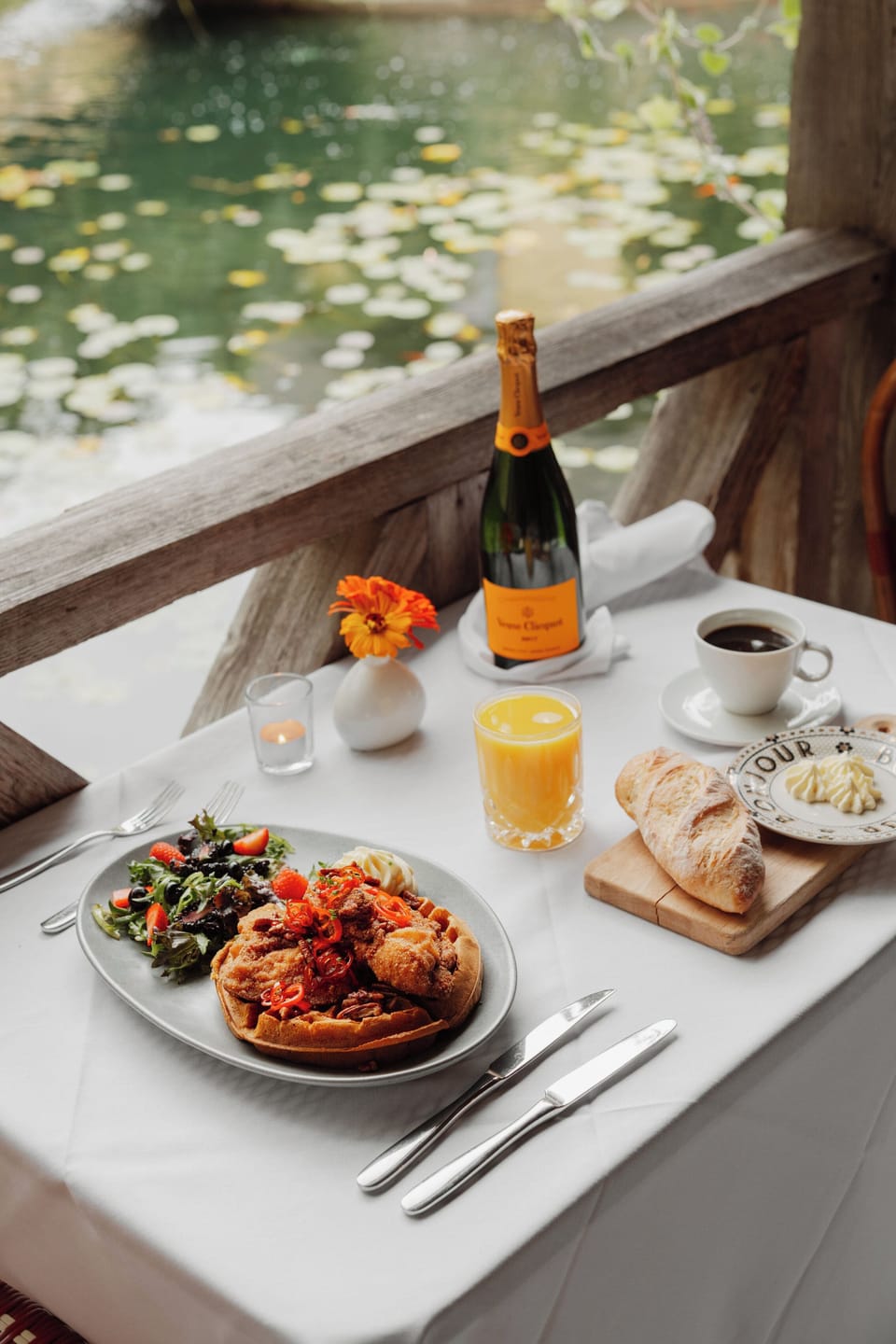 2 restaurants; breakfast, lunch, and dinner served