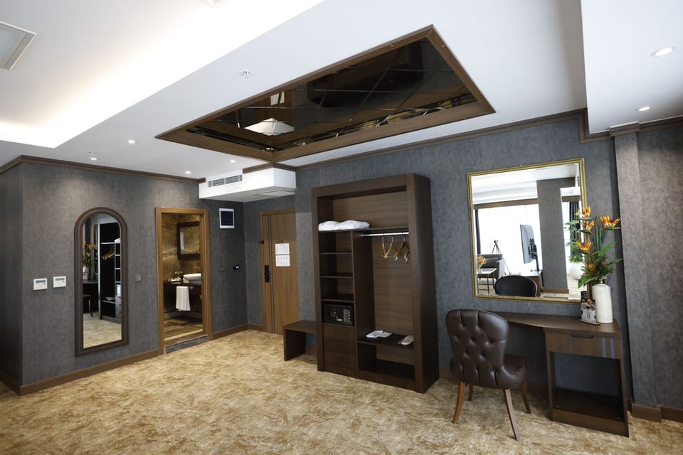 Suit Room | Minibar, in-room safe, desk, soundproofing