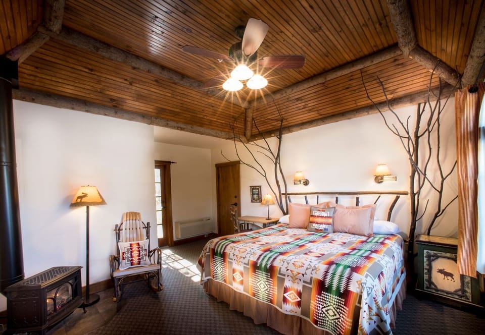Standard Room, 1 King Bed (King Room) | Desk, iron/ironing board, free WiFi, bed sheets