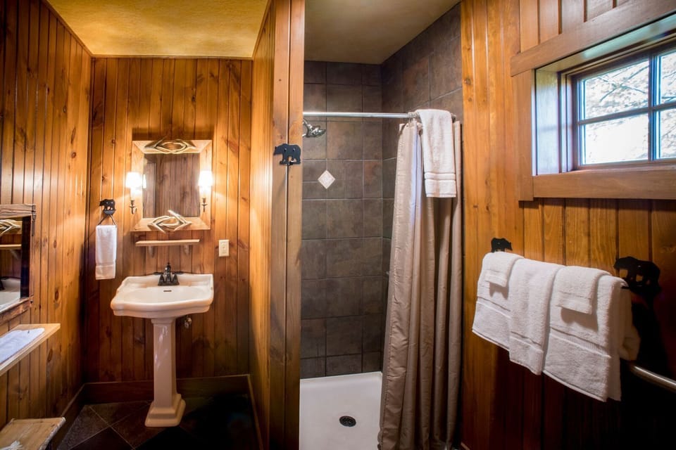 Standard Room, 1 Queen Bed (Queen Room) | Bathroom | Shower, free toiletries, hair dryer, towels