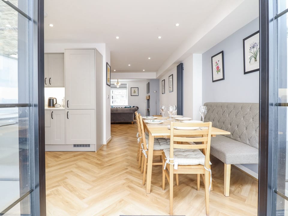 Cottage | Dining