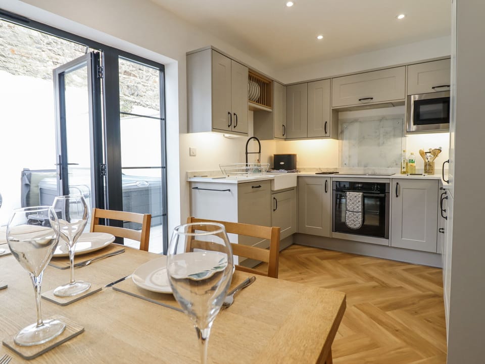 Cottage | Private kitchen | Fridge, dishwasher, electric kettle, cookware/dishes/utensils