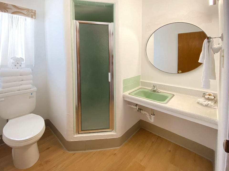Superior Room, 1 King Bed | Bathroom | Shower, free toiletries, hair dryer, towels