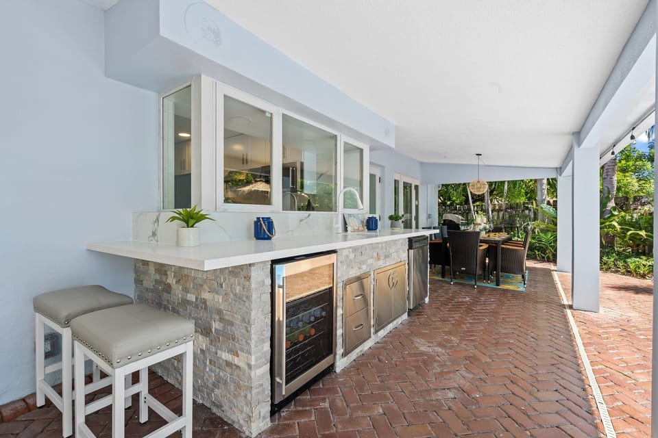 Convenient outdoor kitchen! 🍻