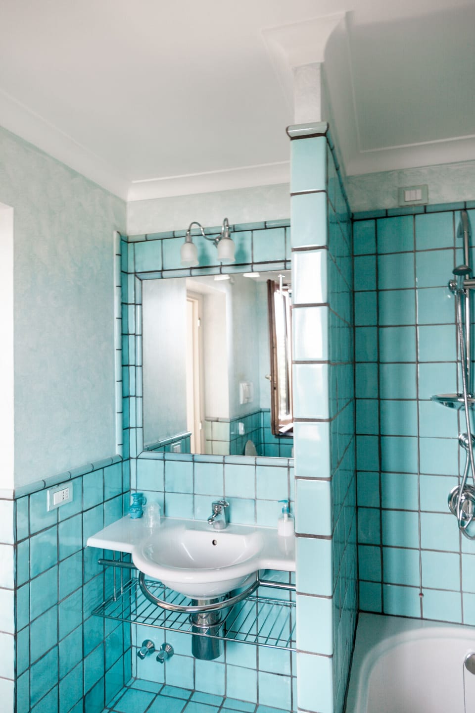 Shower, free toiletries, towels