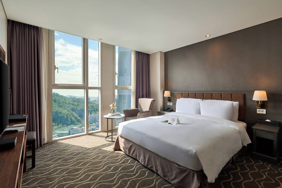 Premium bedding, in-room safe, blackout drapes, soundproofing