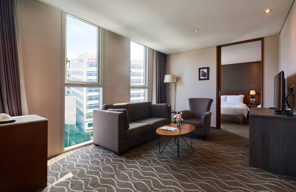 Family Suite | Living area | 42-inch LCD TV with satellite channels, TV