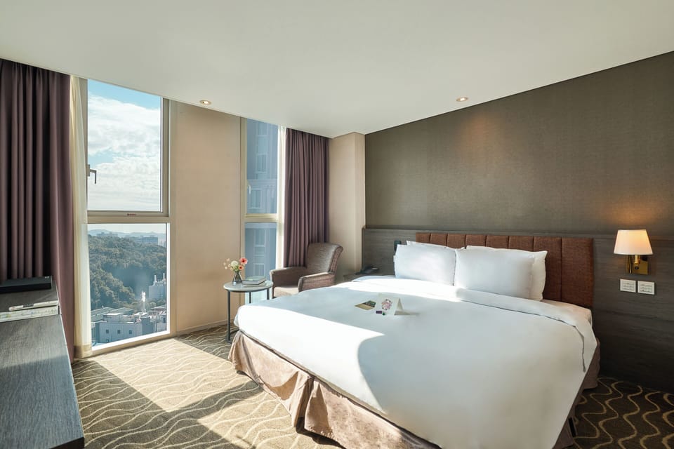 Premium bedding, in-room safe, blackout drapes, soundproofing