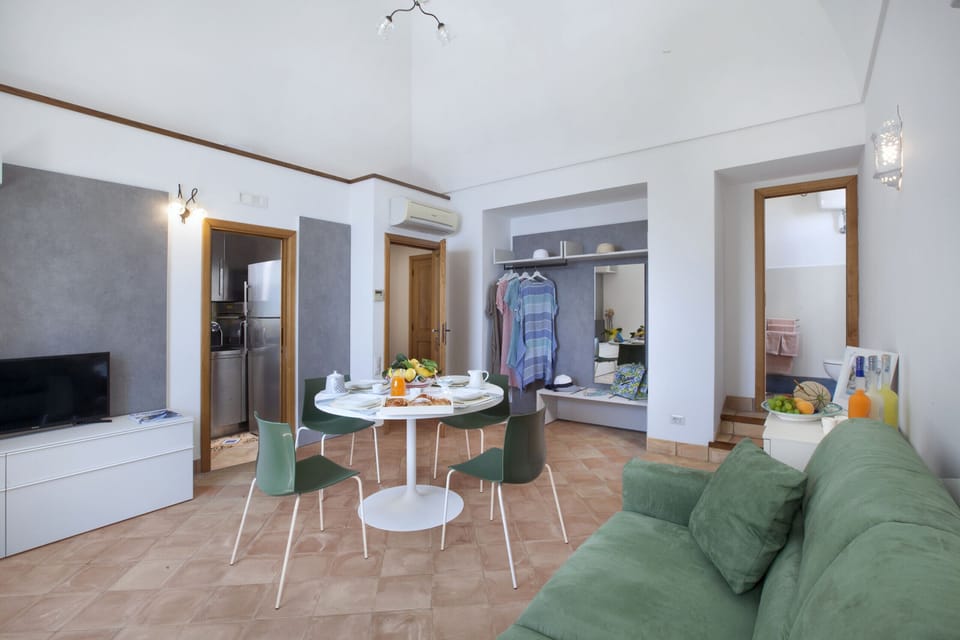 Apartment, 1 Bedroom, Smoking, 2 Bathrooms | Living room