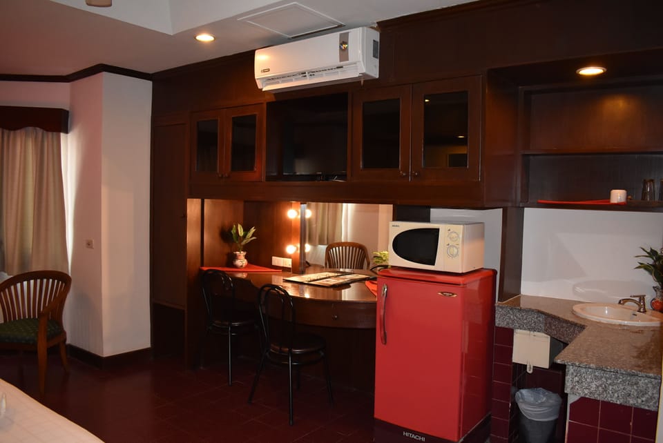 Deluxe Room | Mini-refrigerator