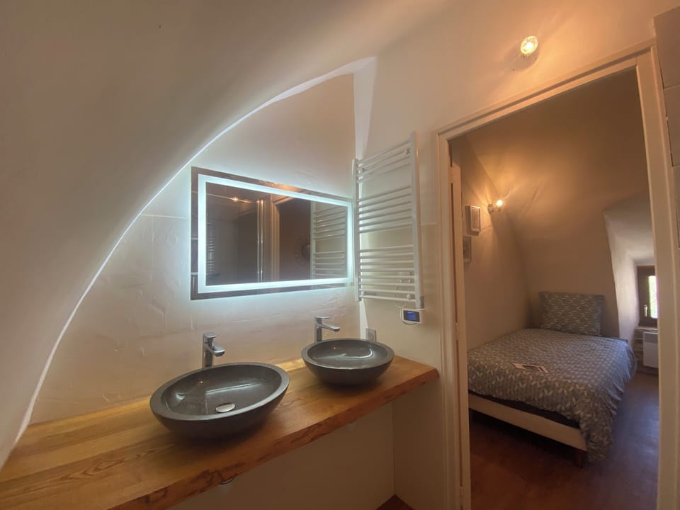 Senior Room | Bathroom