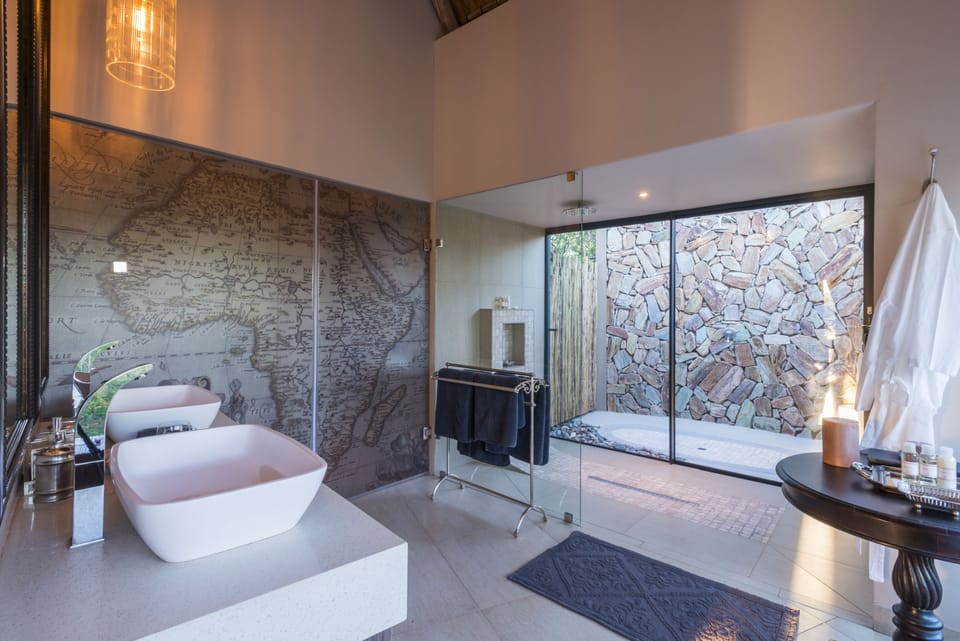 Superior Suite | Bathroom | Separate tub and shower, deep soaking tub, rainfall showerhead