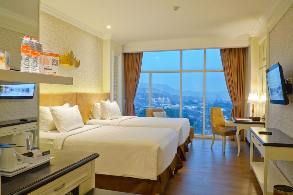 Deluxe Twin Sea View | Premium bedding, in-room safe, desk, blackout drapes