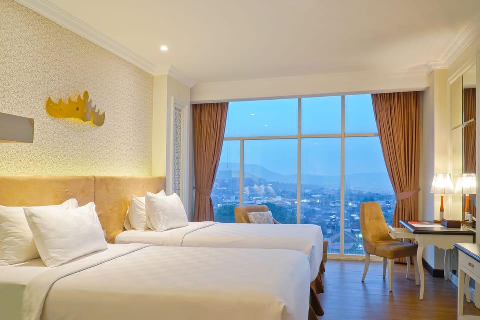 Deluxe Twin Sea View | Premium bedding, in-room safe, desk, blackout drapes