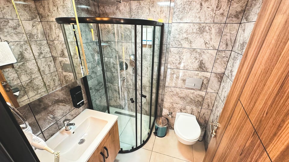 Elite Room | Bathroom | Shower, rainfall showerhead, free toiletries, hair dryer
