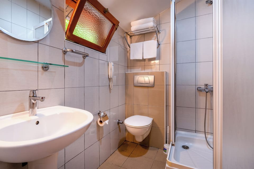 Bungalow Room | Bathroom | Shower, free toiletries, hair dryer, slippers